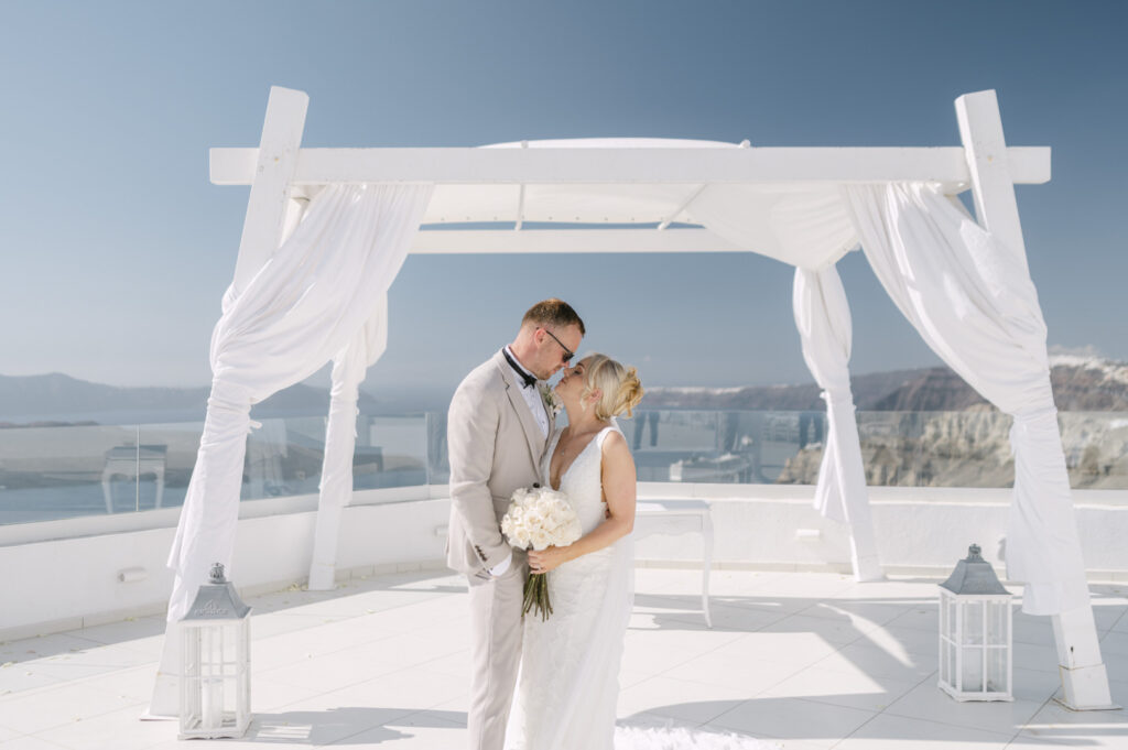 couple photoshoot in Santorini