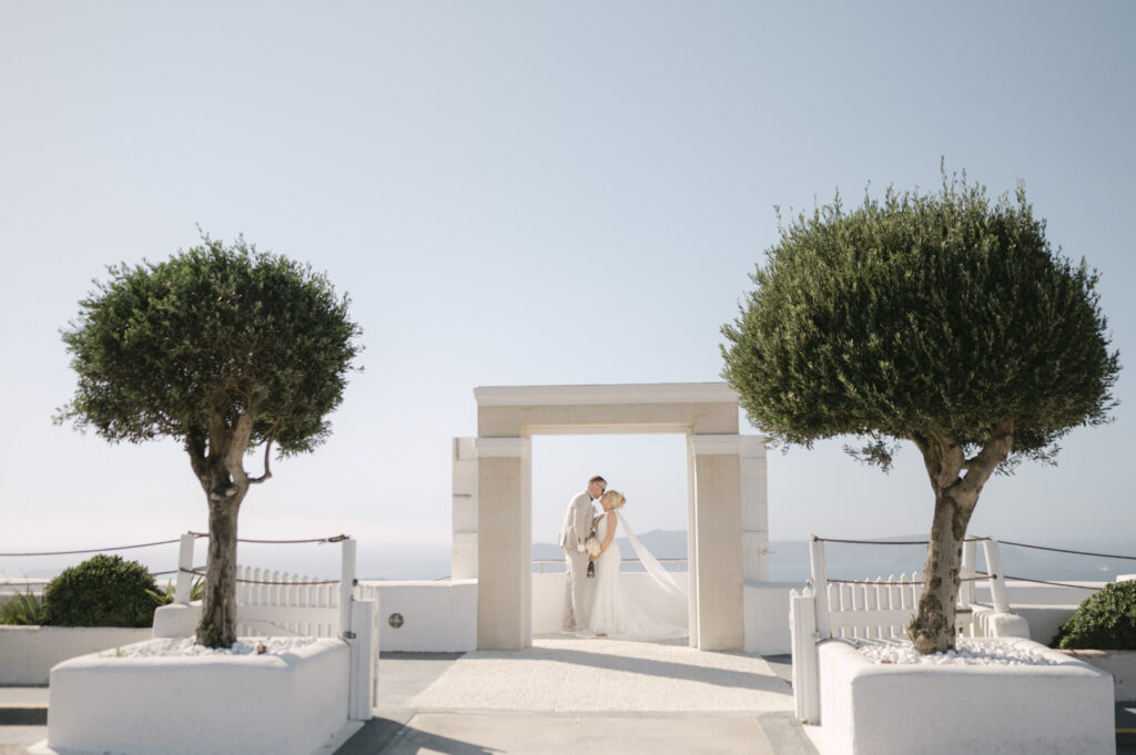 couple photoshoot in Santorini